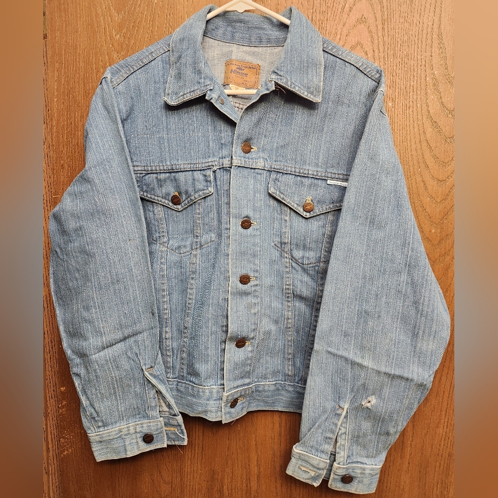 Men's Light Blue Denim Trucker Jacket - Casual Performance Style